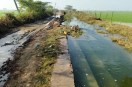 नहर ओवरफ्लो होकर छलकी, रास्ते और खेतों में भरा पानी, किसान चिंतित
