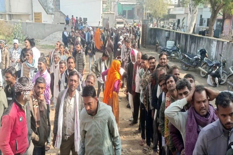 दिनभर कतार में लगने के बाद मिल पाए दो कट्टे खाद