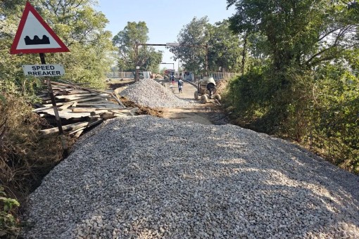 तय समय सीमा में नहीं हुआ रेलवे फाटक पर सीसी सड़क का निर्माण