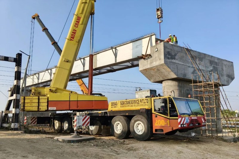 ओवरब्रिज निर्माण के चलते ट्रेनों की आवाजाही हुई बाधित