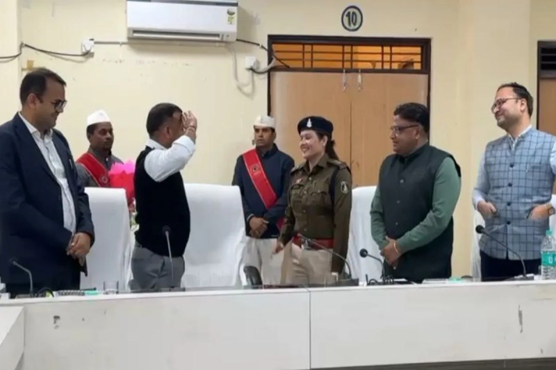 Collector salute female SI