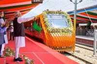 वारणसी से नई दिल्ली के लिए चली थी पहली वंदे भारत ट्रेन।