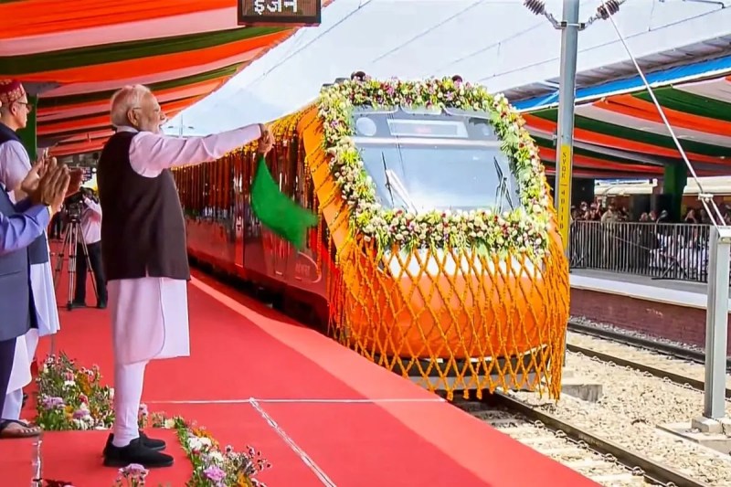 वारणसी से नई दिल्ली के लिए चली थी पहली वंदे भारत ट्रेन।