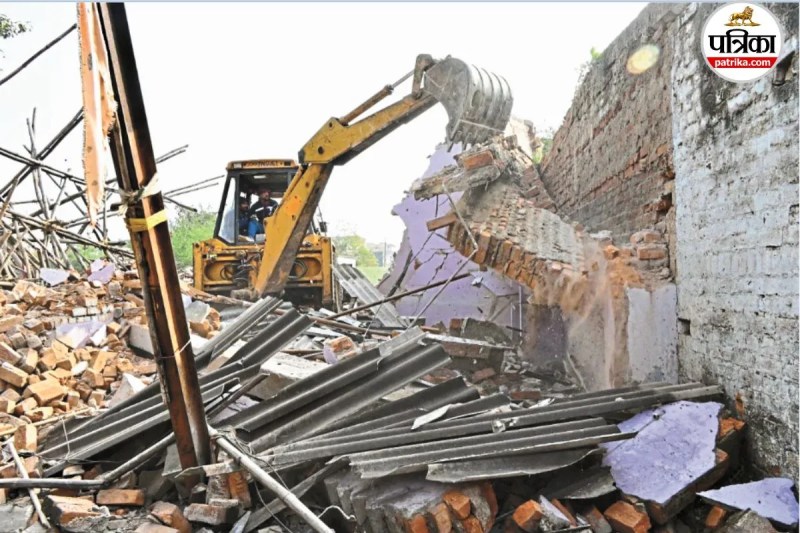 भिलाई निगम का बुलडोजर (फोटो सोर्स- पत्रिका)