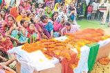 तिरंगे में लिपटा आया पार्थिव शरीर (फोटो सोर्स- पत्रिका)
