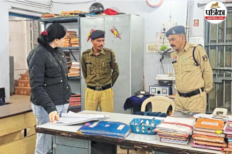 आधी रात सोमनी थाना का औचक निरीक्षण (फोटो सोर्स- पत्रिका)