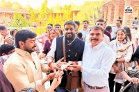 श्री सांवलिया सेठ को भक्त ने की चांदी की रिवॉल्वर भेंट, पत्रिका फोटो