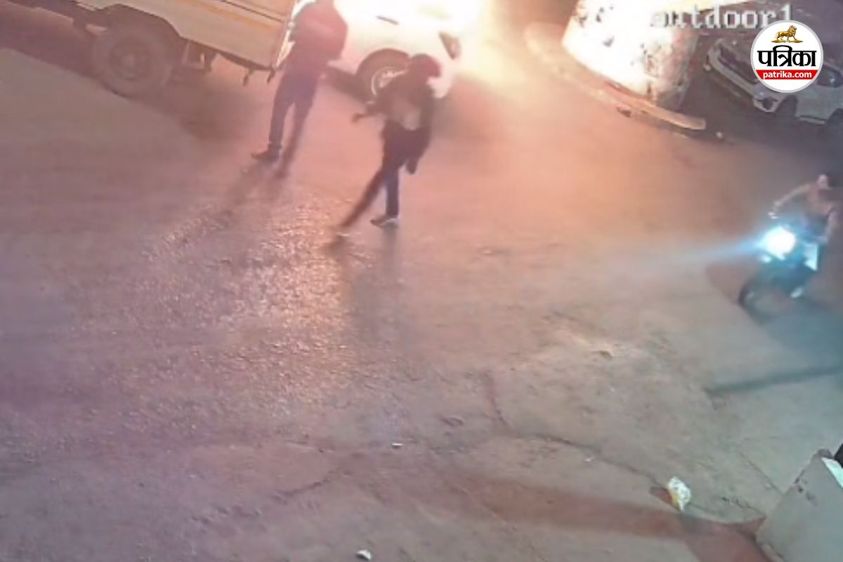 CG News: व्यापारी की खड़ी कार में आगजनी, युवकों ने वारदात को दिया अंजाम, देखें Video