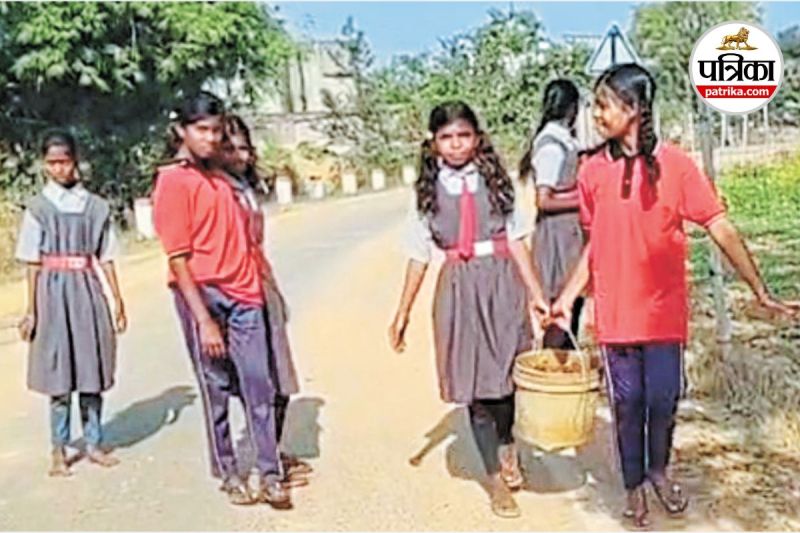 बच्चों के हाथों में किताब की जगह गोबर और भारी बर्तन (फोटो सोर्स- पत्रिका)