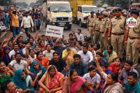 शराब दुकान खुलने पर बवाल! मोहारा वार्ड के लोगों ने सड़क जाम कर किया जोरदार विरोध, जानें पूरा मामला...(photo-patrika)