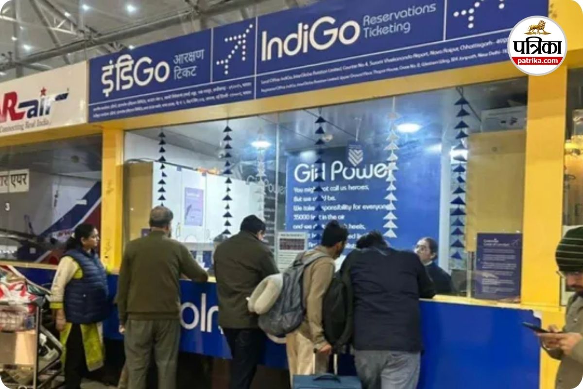 एयरपोर्ट में रुके सैकड़ों पैसेंजर (photo source- Patrika)