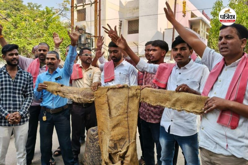 धान खरीदी में बड़ी लापरवाही! फटे बोरों में धान भरने की मजबूरी(photo-patrika)