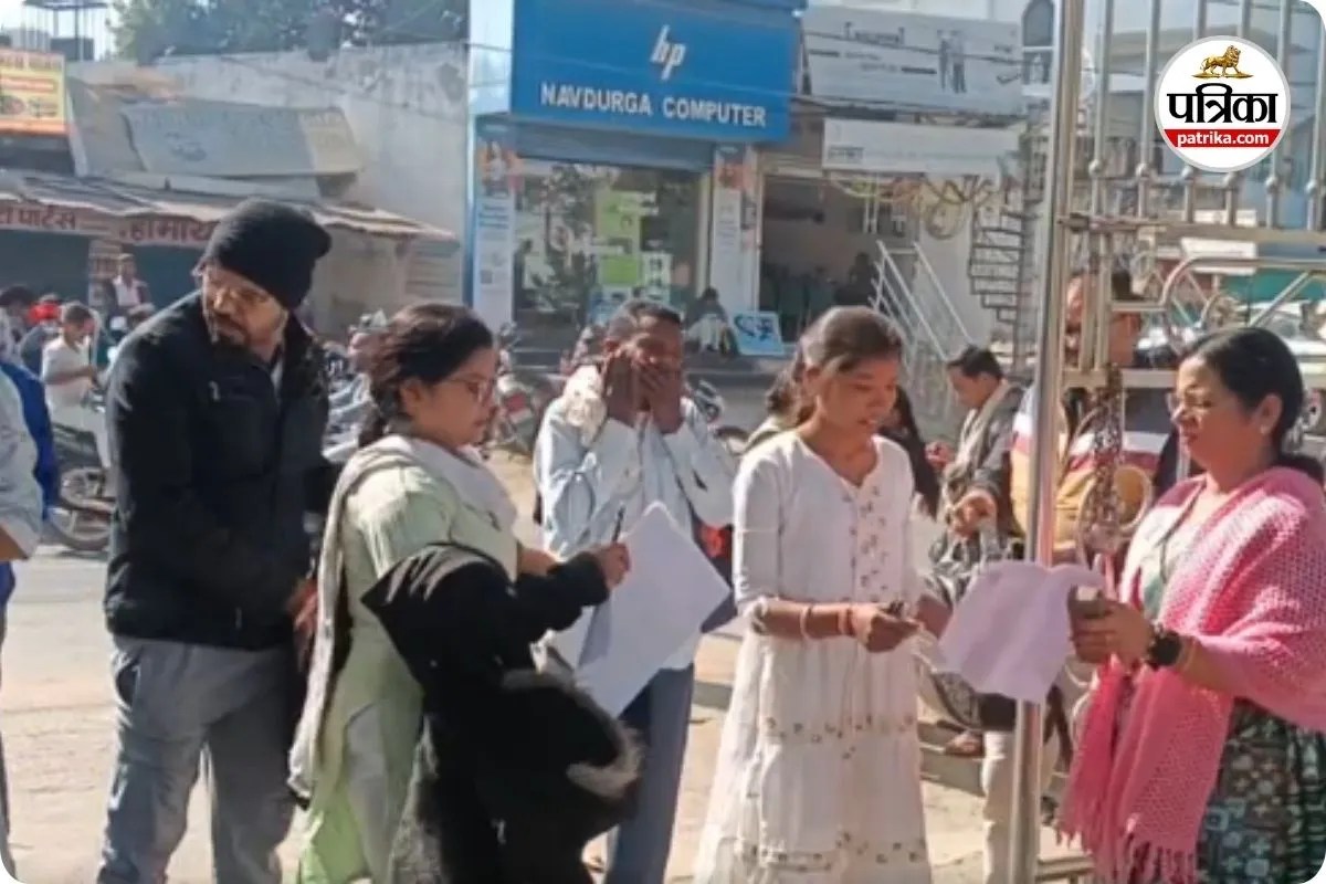 स्वेटर उतारो, परीक्षा दो! व्यापम के कड़े नियमों से एग्जाम सेंटर के बाहर अफरा-तफरी, देखें Video