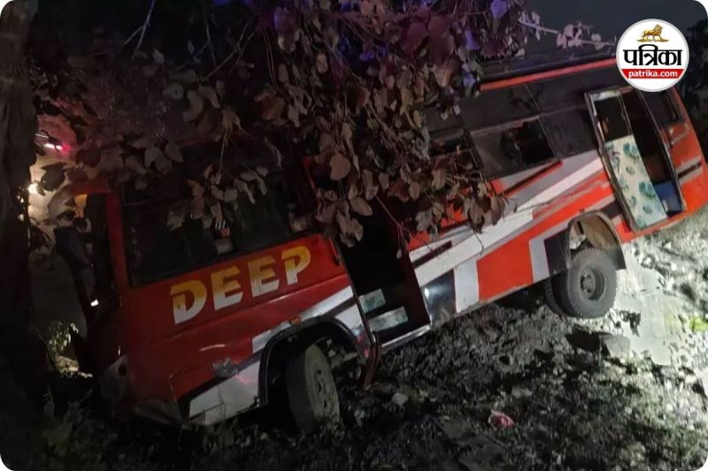 बंजारी घाट में यात्री अनियंत्रित होकर पलटी बस (photo source- Patrika)