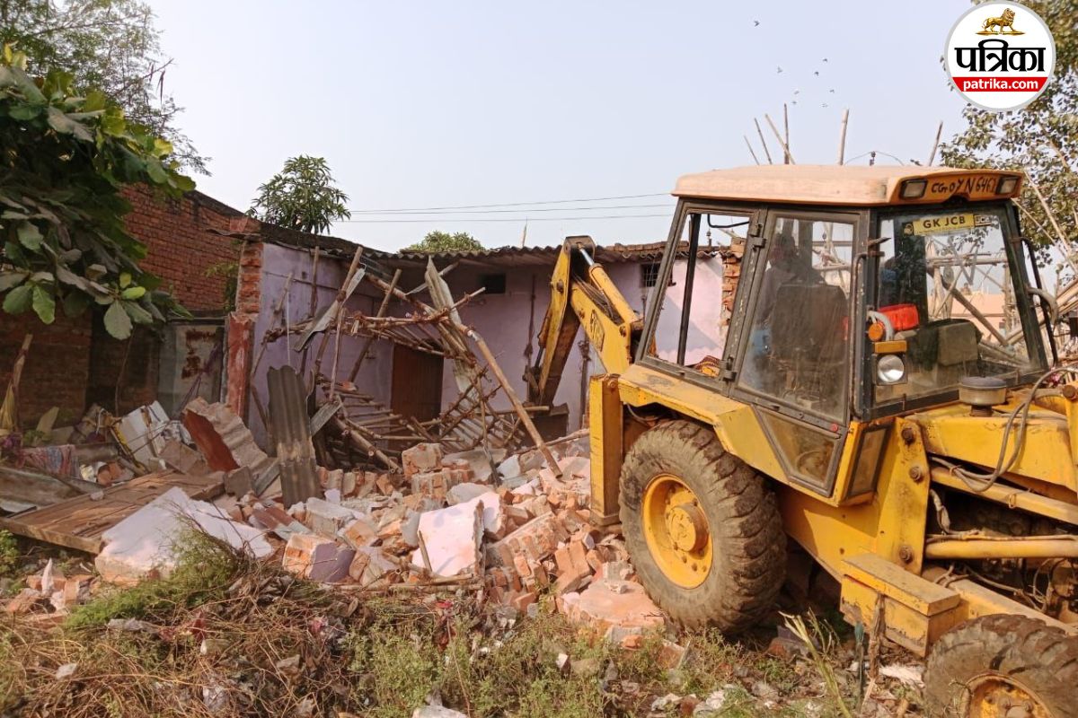 CG News: नगर निगम की बड़ी कार्रवाई, आदतन अपराधी करण साव के मकान पर चला बुलडोजर, देखें Video