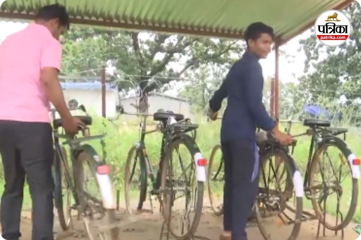 नक्सल क्षेत्र में बढ़ी कनेक्टिविटी, ग्रामीणों को मिली साइकिलें, देखें Video