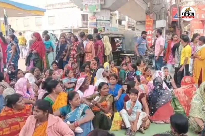 CG News: रेलवे नोटिस से कोरबा में हड़कंप! 250 परिवारों पर बेघर होने का खतरा, मुख्य चौक पर जोरदार प्रदर्शन...(photo-patrika)