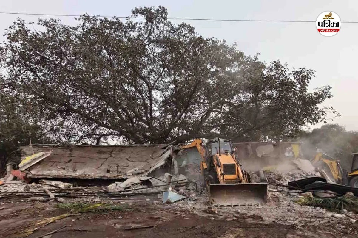 हाईकोर्ट की सख्ती के बाद कार्रवाई, नेशनल हाईवे किनारे संचालित अवैध ढाबा ध्वस्त, प्रशासन ने चलाया बुलडोजर(photo-patrika)