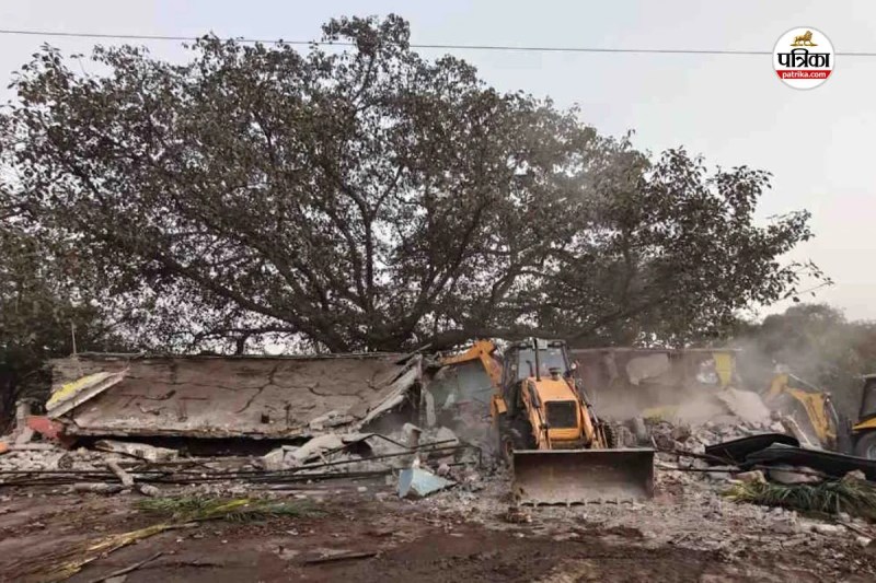 हाईकोर्ट की सख्ती के बाद कार्रवाई, नेशनल हाईवे किनारे संचालित अवैध ढाबा ध्वस्त, प्रशासन ने चलाया बुलडोजर(photo-patrika)
