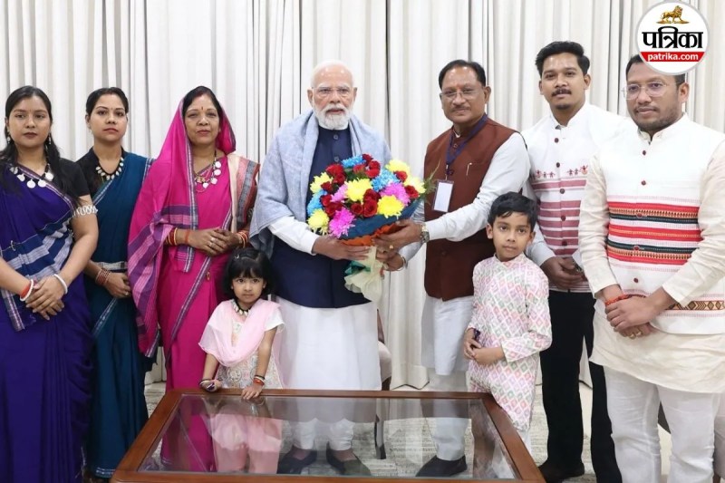 मुख्यमंत्री और उनके परिजनों ने PM से सौजन्य भेंट की (फोटो सोर्स- X हैंडल)