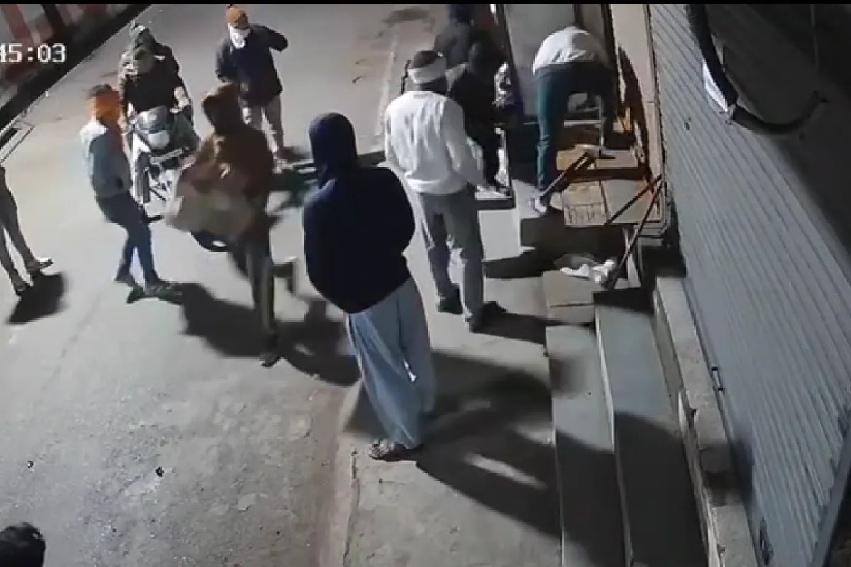 Theft infront of police cctv video viral shop lock broken mp news