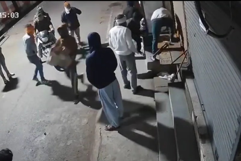 Theft infront of police cctv video viral shop lock broken mp news