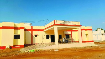 बालोद जिले में एक साल पहले ही स्वास्थ्य विभाग के सीजीएमएससी ने 40 बिस्तर का नेत्र अस्पताल बनाया। लेकिन नेत्र अस्पताल इन दिनों शो-पीस बनकर रह गया है। यहां अभी तक उपचार शुरू नहीं हुआ है।