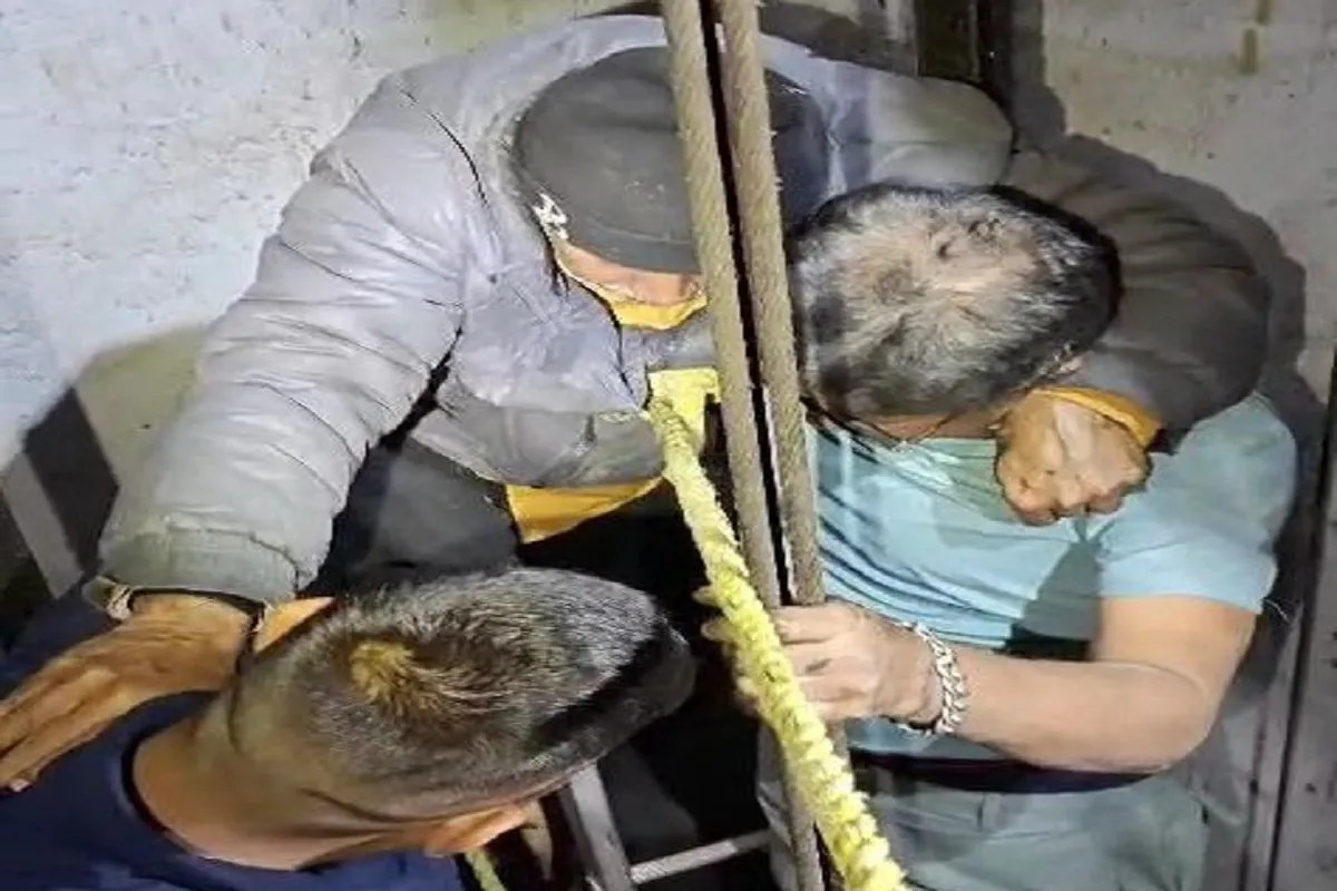Video News: अहमदाबाद में लिफ्ट में फंसा बुजुर्ग, दीवार तोड़कर निकाला