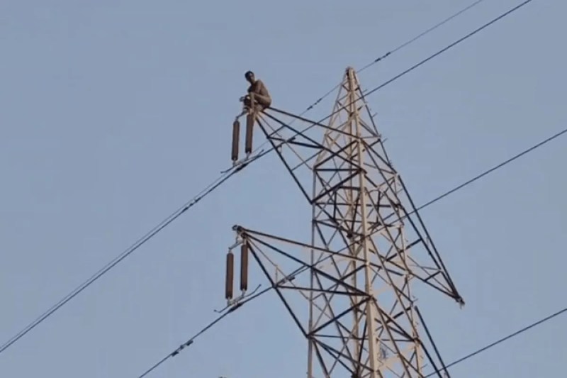 ग्रेटर नोएडा में युवक ने किया खतरनाक कदम