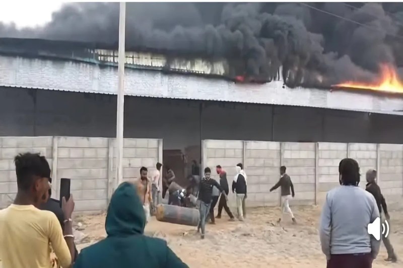 हरदोई में अफरा-तफरी, दमकल की त्वरित कार्रवाई से नियंत्रित हुई लपटें (फोटो सोर्स : Police Media Cell )