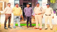 बिरयानी सेंटर में दुर्गेश देवांगन की मौत मामले की गुत्थी सुलझाने में पुलिस को सफलता मिली है। उसकी हत्या उसके स्कूल के दोस्त थाना सुरेगांव के ग्राम तेलीटोला निवासी पवन कुमार कंवर पिता अग्रकुमार कंवर (27) ने की।