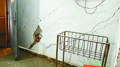 ग्रामीण क्षेत्र में स्वास्थ्य व्यवस्था का हाल-बेहाल है। इससे लोगों को बेहतर स्वास्थ्य सुविधाएं मिलने की उम्मीद नहीं है। बालोद विकासखंड के ग्राम पिपरछेड़ी में संचालित प्राथमिक स्वास्थ्य केंद्र की हालत 10 साल से खराब है।