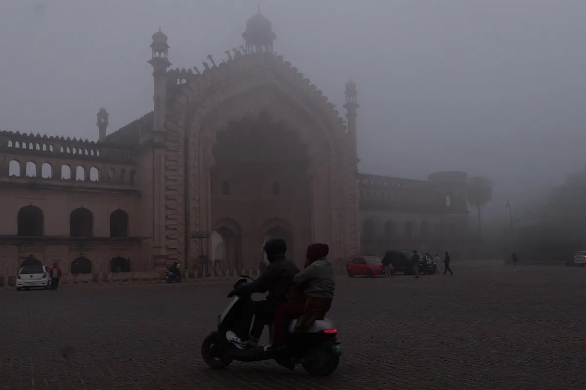 IMD ने जारी की चेतावनी, उत्तर प्रदेश में आज रहेगा भीषण ठंड का दिन, घने से बेहद घने कोहरे के चलते जनजीवन प्रभावित, यातायात सेवाओं पर असर (फोटो सोर्स : Ritesh Singh )