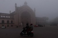 IMD ने जारी की चेतावनी, उत्तर प्रदेश में आज रहेगा भीषण ठंड का दिन, घने से बेहद घने कोहरे के चलते जनजीवन प्रभावित, यातायात सेवाओं पर असर (फोटो सोर्स : Ritesh Singh )