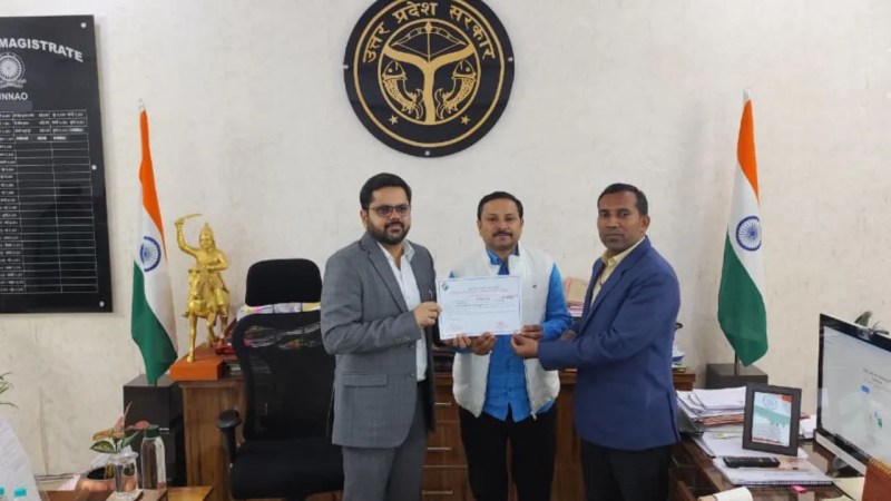 शत-प्रतिशत कार्य करने वाले यज्ञ प्रसाद दीक्षित को सम्मानित करते डीएम और एडीएम फोटो सोर्स- सूचना विभाग उन्नाव