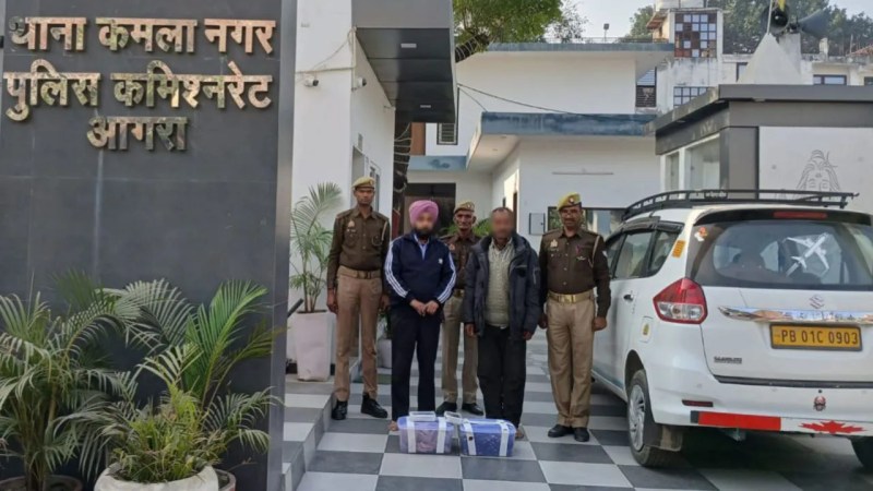 पुलिस ने बरामद की चरस (फोटो सोर्स- आगरा पुलिस)