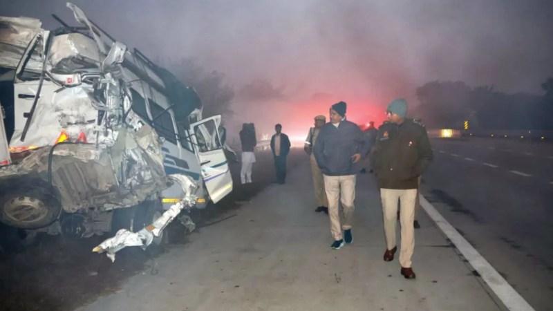 दुर्घटनाग्रस्त बस (फोटो सोर्स- मथुरा पुलिस)