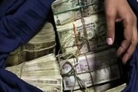 Crackdown on illegal trade of old currency notes in Delhi.