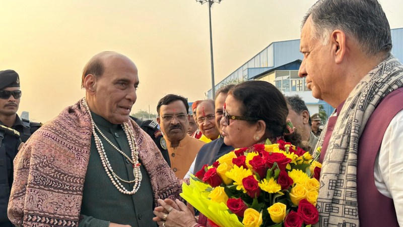 रक्षा मंत्री राजनाथ सिंह, मेयर प्रमिला पांडे और विधानसभा अध्यक्ष सतीश महाना फोटो सोर्स- कानपुर मेयर