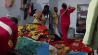 मौलाना की पिटाई करती महिला (फोटो सोर्स- वायरल वीडियो ग्रैब)