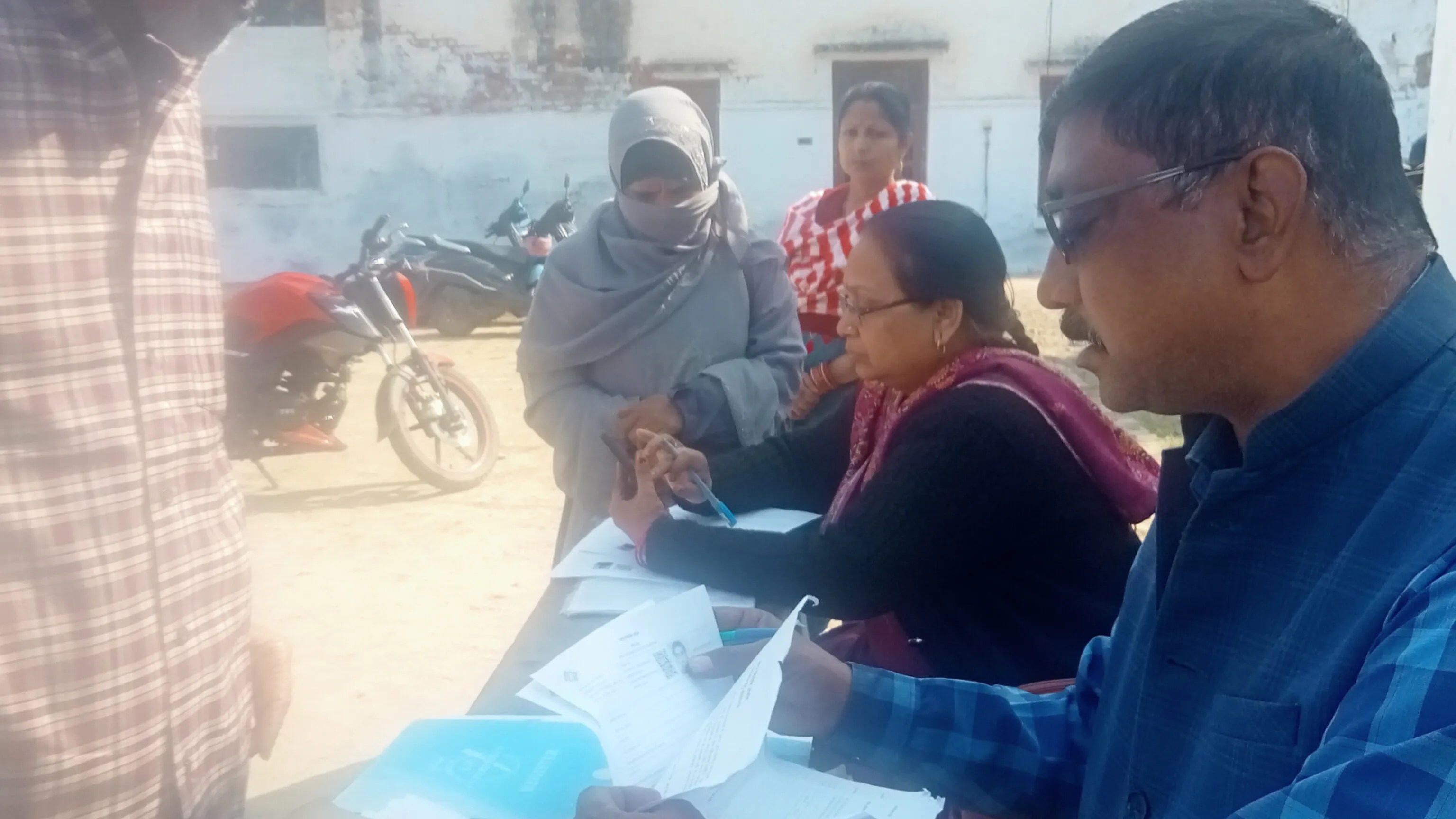 डीबीडीटी इंटर कॉलेज उन्नाव में बीएलओ फोटो सोर्स- पत्रिका
