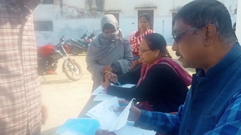 डीबीडीटी इंटर कॉलेज उन्नाव में बीएलओ फोटो सोर्स- पत्रिका