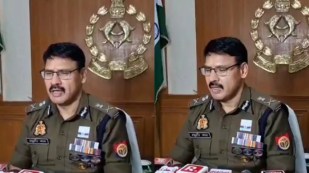 ठगी की जानकारी देते पुलिस कमिश्नर (फोटो सोर्स कानपुर पुलिस)