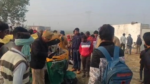 घटनास्थल पर इकट्ठा भीड़ (फोटो सोर्स- पत्रिका)