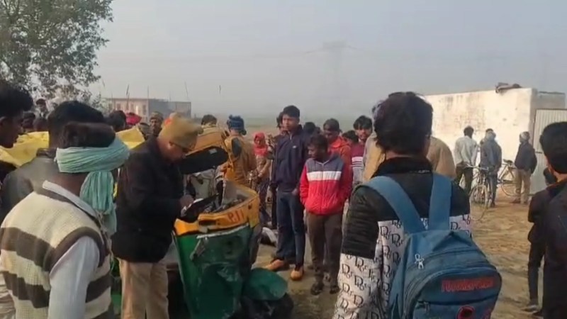 घटनास्थल पर इकट्ठा भीड़ (फोटो सोर्स- पत्रिका)