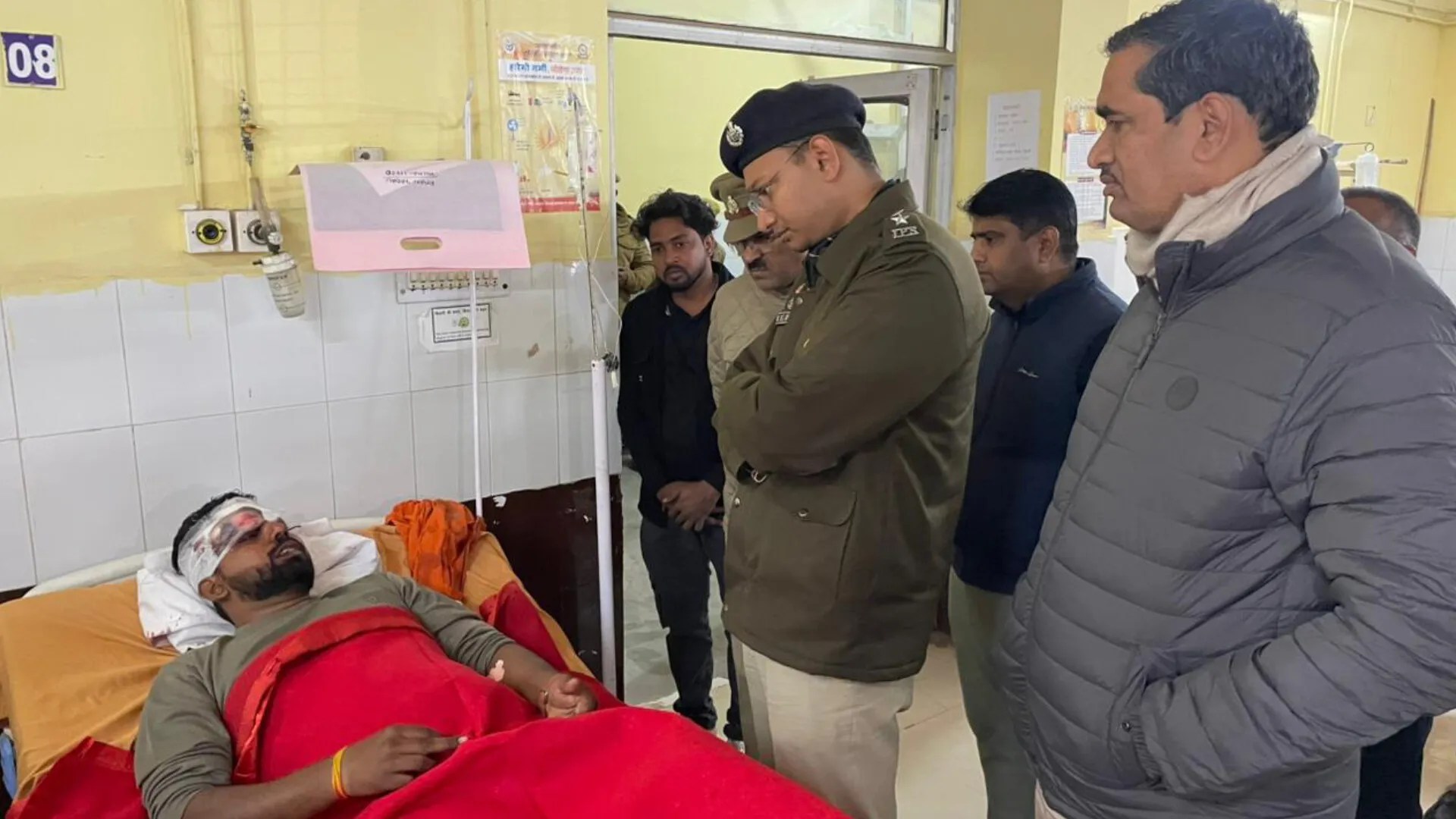 घायलों का हाल-चाल लेते (फोटो सोर्स- मथुरा पुलिस)