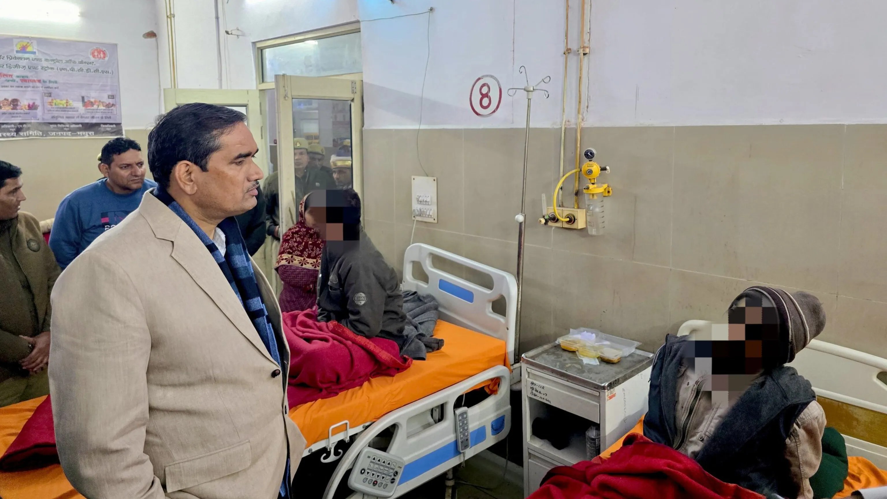 घायलों से हाल-चाल पूछते डीएम (फोटो सोर्स- डीएम मथुरा)