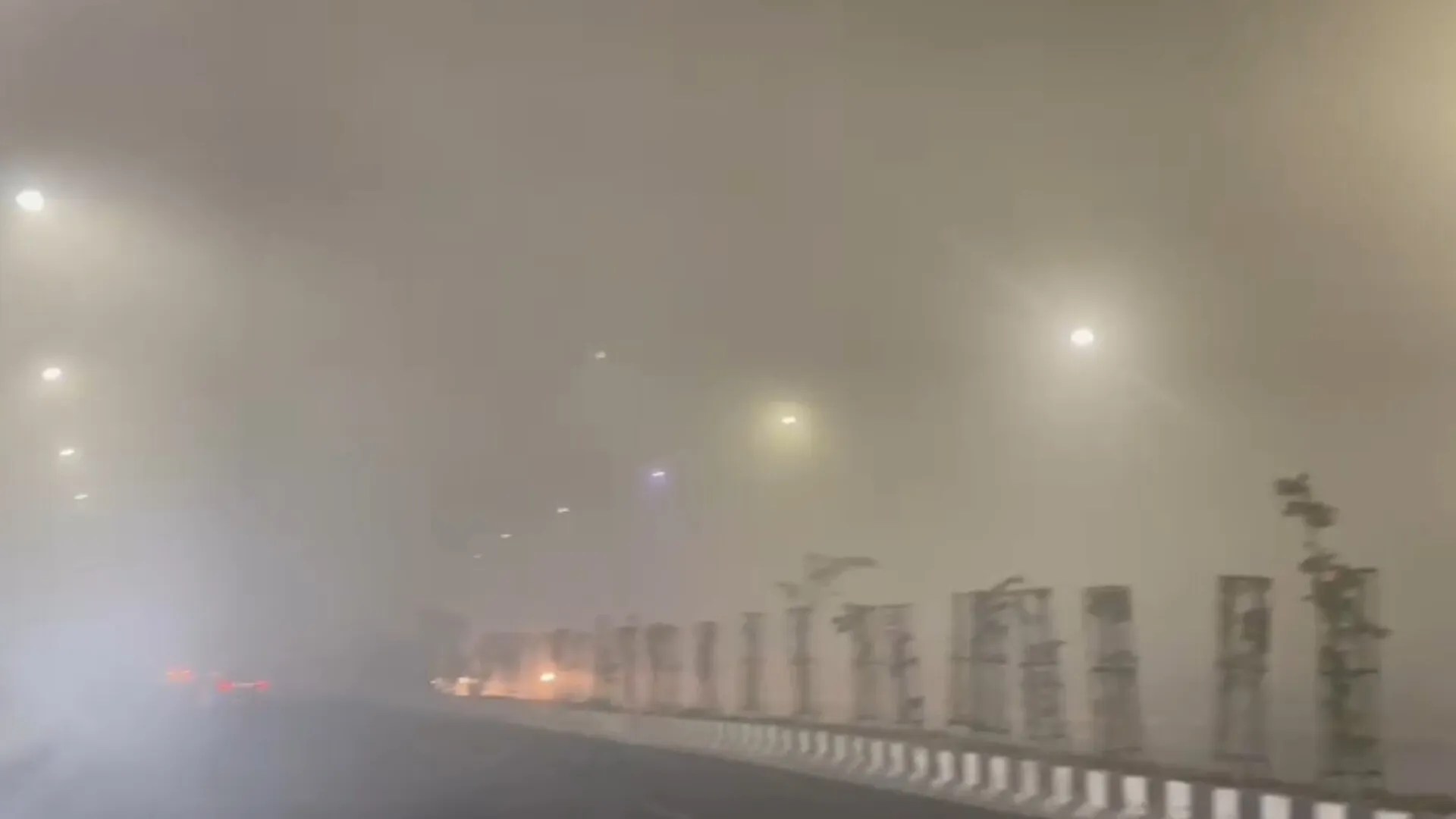 कोहरे की चादर (फोटो सोर्स- पत्रिका )