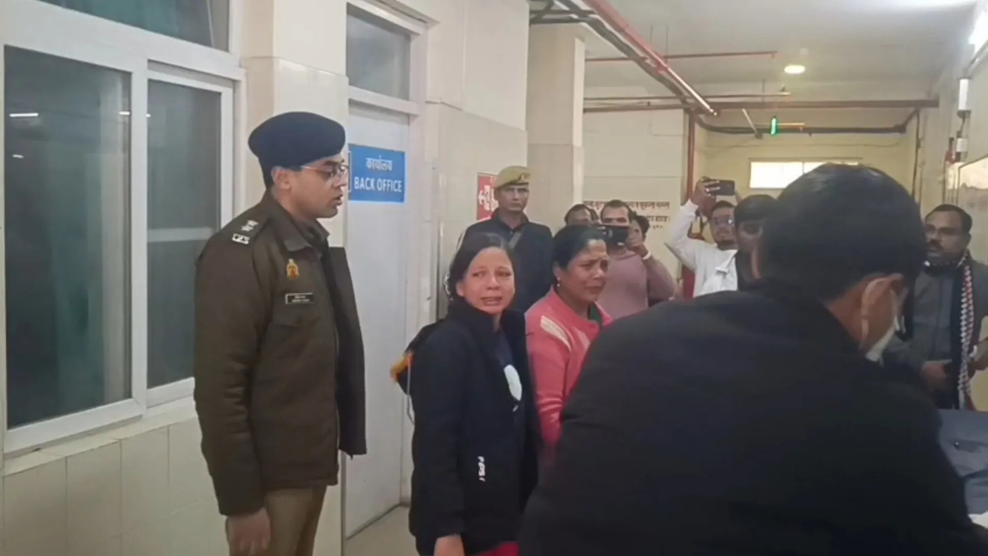 जिला अस्पताल में मौजूद क्षेत्राधिकारी (फोटो सोर्स- पत्रिका)