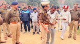 मृतक परिजनों को ढांढस बंधाते एसपी (फोटो सोर्स- उन्नाव पुलिस)